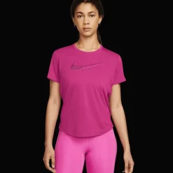 Dri-FIT Swoosh Short Sleeve Top, t-shirt, dam - Tränings-T-Shirt - Dri-FIT Swoosh Short Sleeve Top, t-shirt, dam